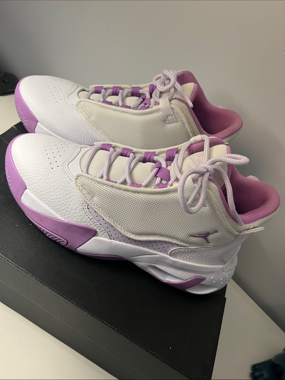 Jordan Max Aura 4 White and Lavender Basketball Shoes size 5Y